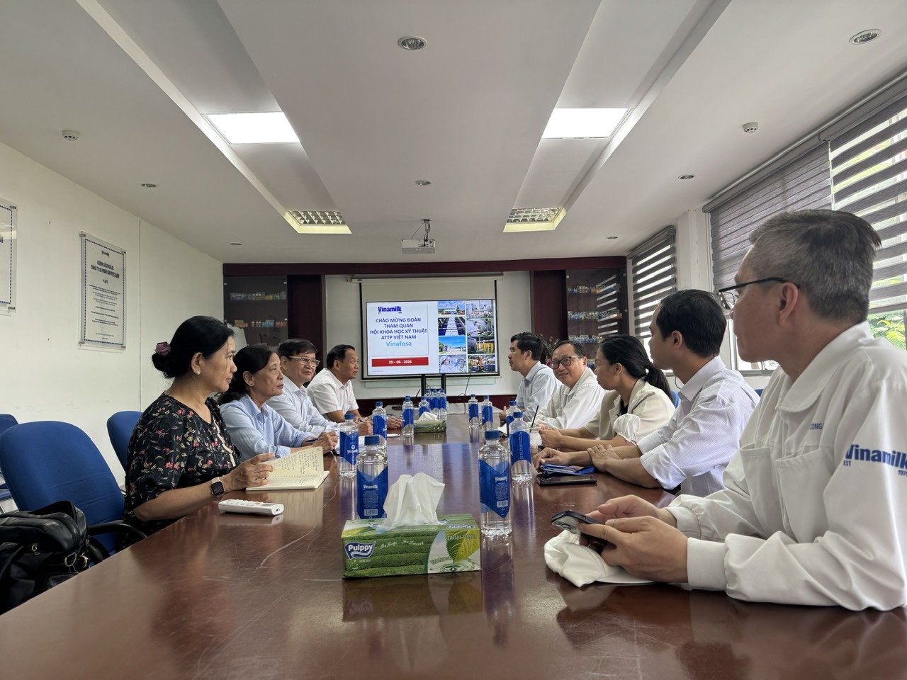 Đoàn công tác VINAFOSA làm việc với đại diện Vinamilk.