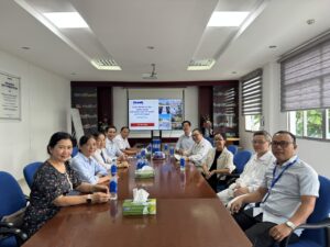 Đoàn công tác VINAFOSA chụp ảnh lưu niệm cùng đại diện Vinamilk tại buổi làm việc.