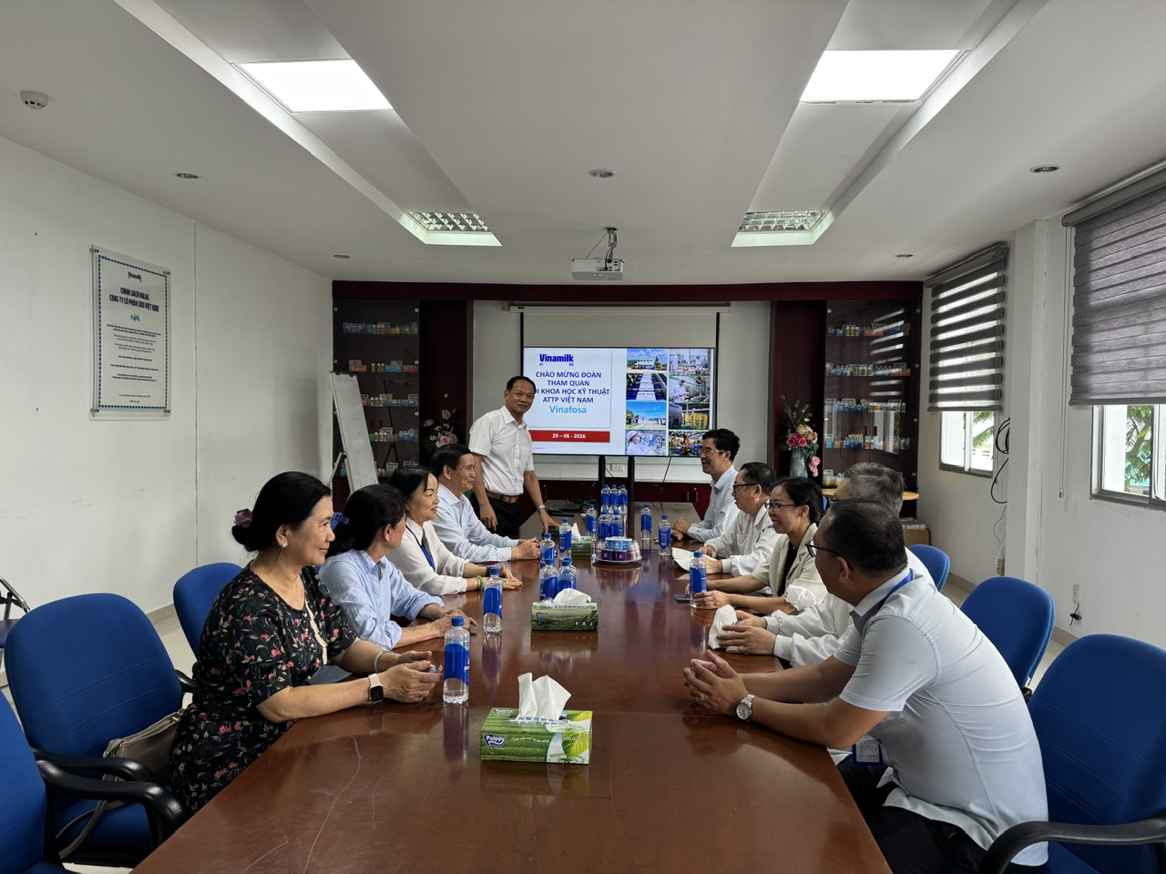 TS. Lê Văn Giang trao đổi định hướng hợp tác tại buổi làm việc.