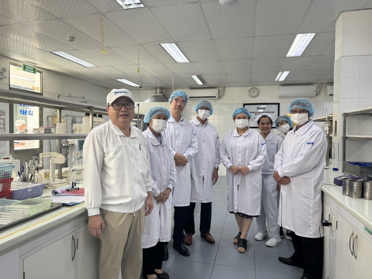 Đoàn công tác VINAFOSA tham quan phòng thí nghiệm tại Nhà máy Sữa Sài Gòn.