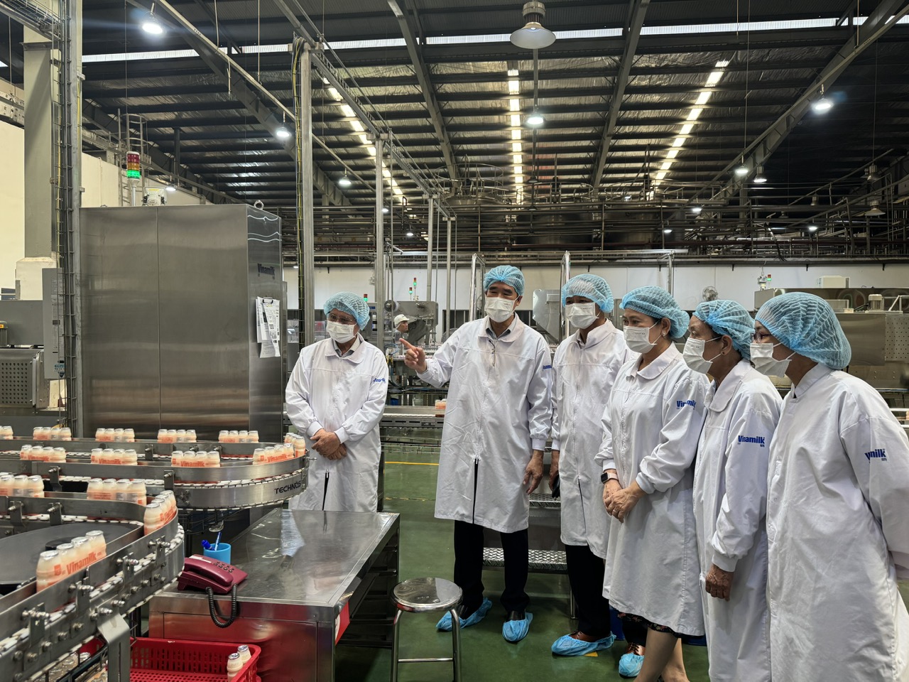 Đoàn công tác trao đổi tại khu vực dây chuyền sản xuất của Nhà máy Sữa Sài Gòn.
