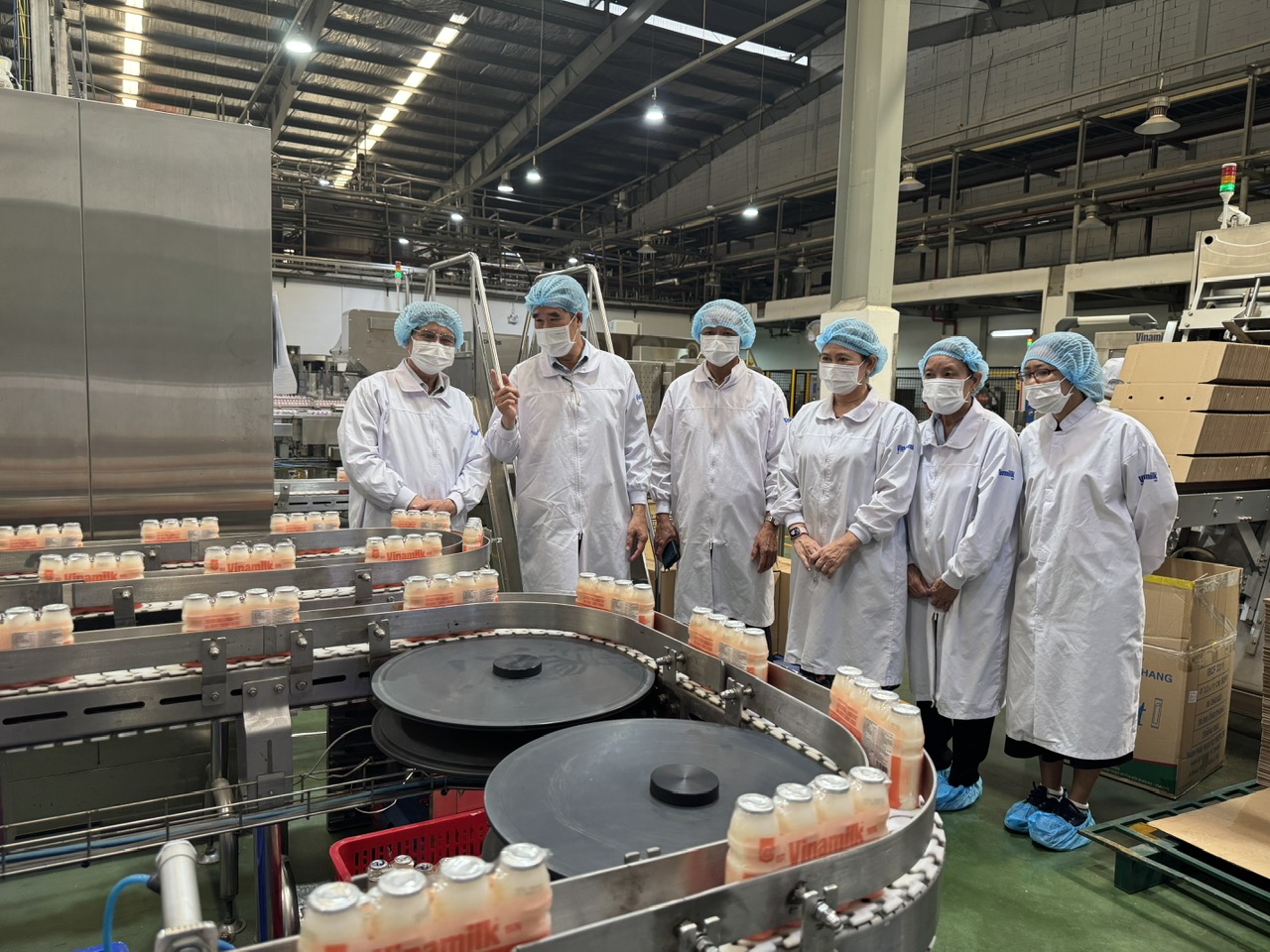 Đoàn công tác tham quan dây chuyền đóng gói tự động tại Vinamilk.