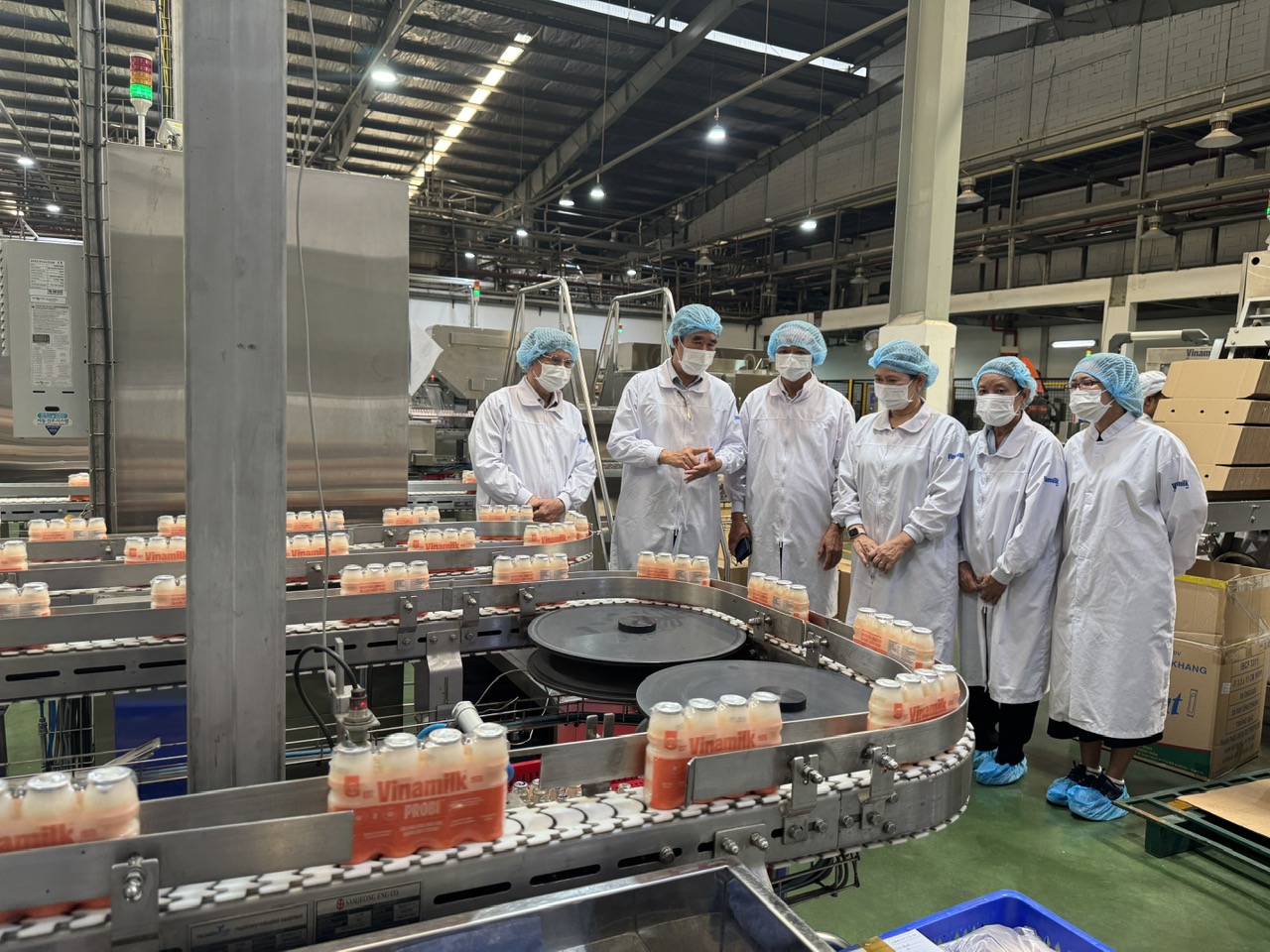 Đoàn công tác nghe giới thiệu về quy trình sản xuất và kiểm soát chất lượng.