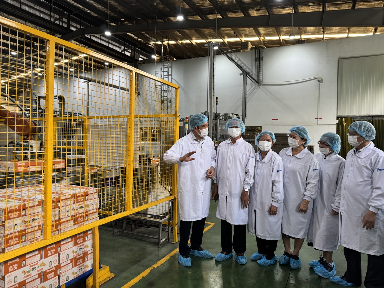 Đoàn công tác tham quan khu vực đóng gói sản phẩm tại Nhà máy Sữa Sài Gòn.