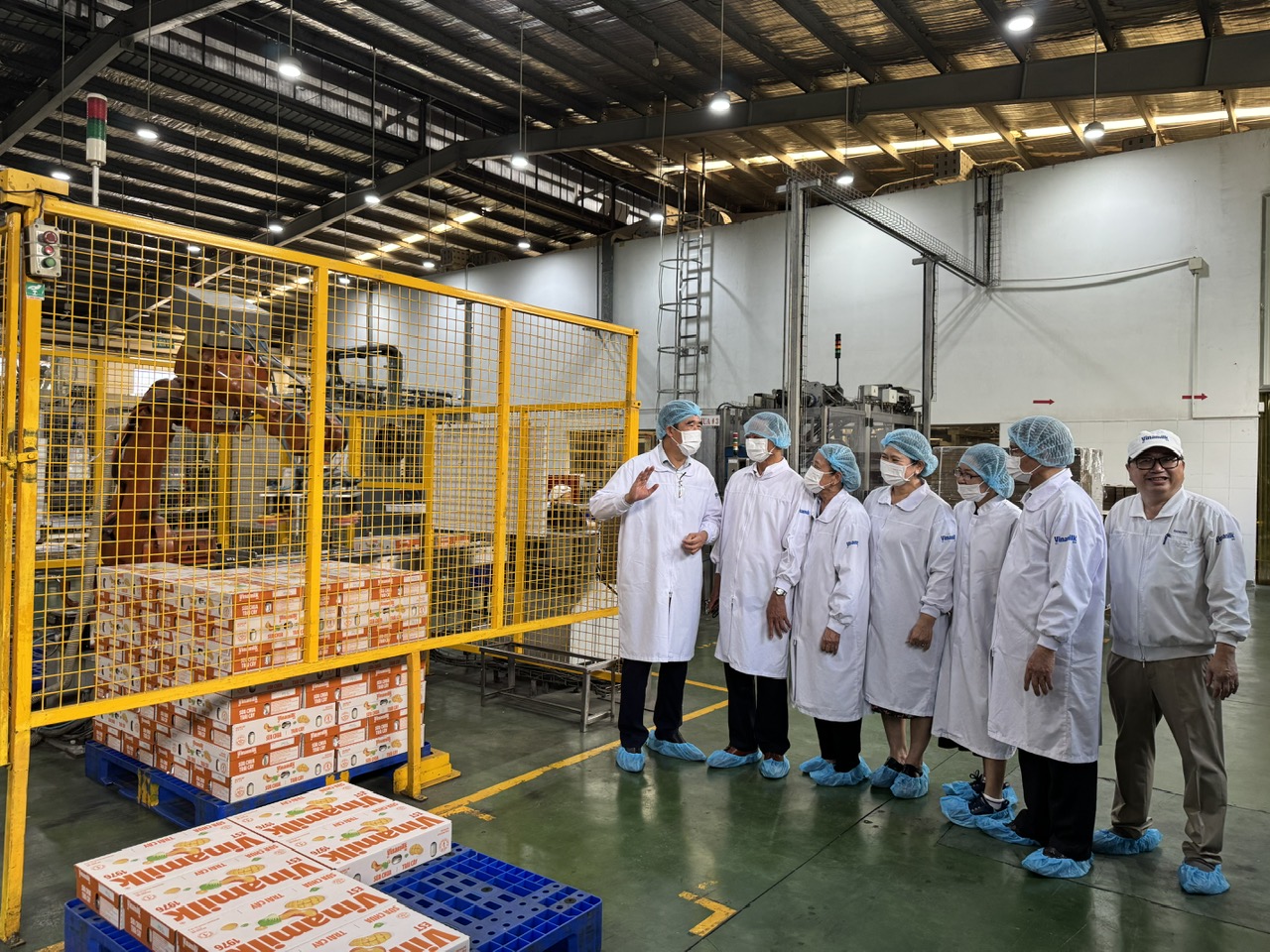 Đoàn công tác tìm hiểu hệ thống sản xuất hiện đại của Vinamilk.