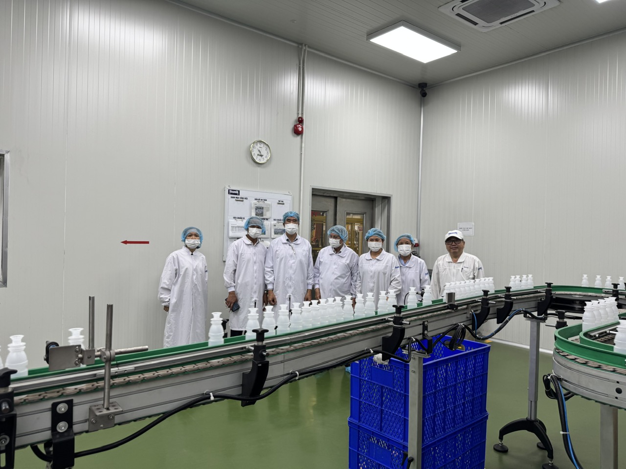 Đoàn công tác tại khu vực sản xuất của Nhà máy Sữa Sài Gòn.