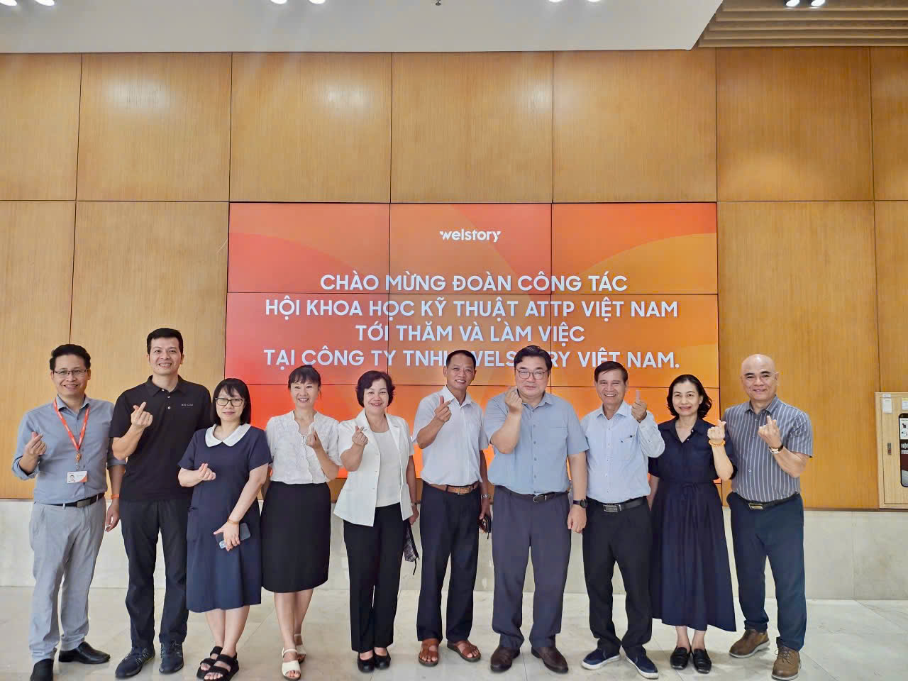 Đoàn công tác VINAFOSA chụp ảnh lưu niệm cùng đại diện Welstory Việt Nam