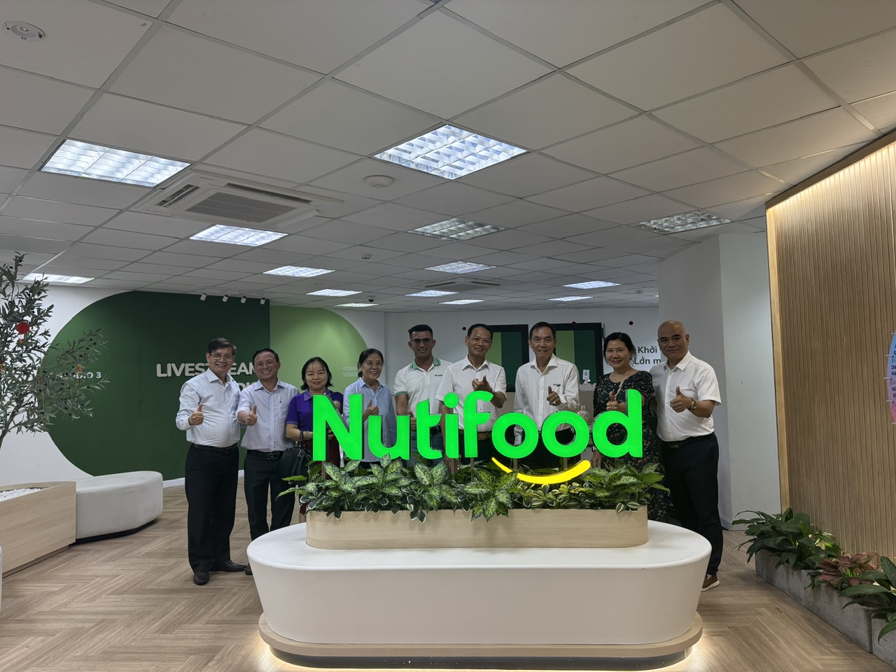 Đoàn công tác VINAFOSA cùng đại diện Nutifood tại buổi thăm và làm việc ở trụ sở Công ty
