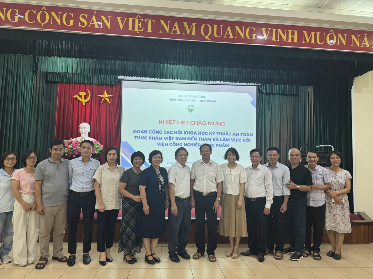 Đoàn công tác VINAFOSA và lãnh đạo Viện Công nghiệp Thực phẩm (FIRI) chụp ảnh lưu niệm sau buổi làm việc.