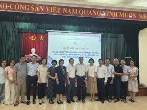 Đoàn công tác VINAFOSA và lãnh đạo Viện Công nghiệp Thực phẩm (FIRI) chụp ảnh lưu niệm sau buổi làm việc.
